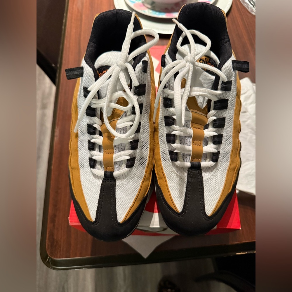 Air max 95 White and Gold Athletic Shoes